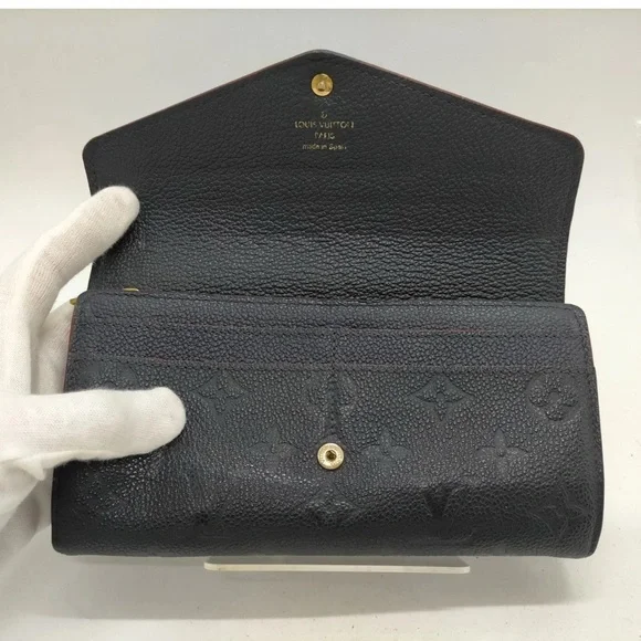 Louis Vuitton Black Leather Wallet Sleek Design - Picture 4 of 10